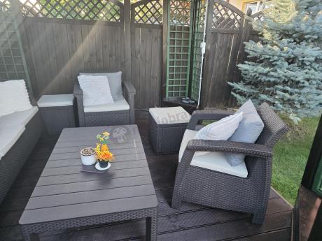 Komplet z podnoszonym stolikiem Corfu Set Lyon Max Brązowy + pufy