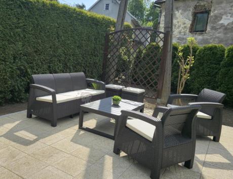 Komplet z podnoszonym stolikiem Corfu Set Lyon Max Brązowy + pufy