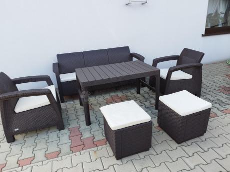 Komplet z podnoszonym stolikiem Corfu Set Lyon Max Brązowy + pufy