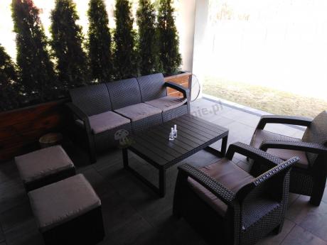 Komplet z podnoszonym stolikiem Corfu Set Lyon Max Brązowy + pufy