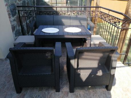 Komplet z podnoszonym stolikiem Corfu Set Lyon Max Brązowy + pufy