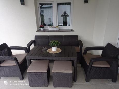 Komplet z podnoszonym stolikiem Corfu Set Lyon Max Brązowy + pufy