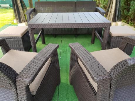 Komplet z podnoszonym stolikiem Corfu Set Lyon Max Brązowy + pufy