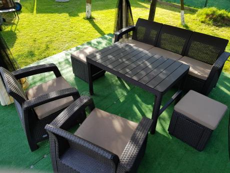 Komplet z podnoszonym stolikiem Corfu Set Lyon Max Brązowy + pufy