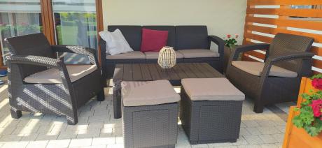 Komplet z podnoszonym stolikiem Corfu Set Lyon Max Brązowy + pufy