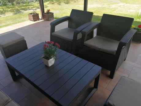 Komplet z podnoszonym stolikiem Corfu Set Lyon Max Brązowy + pufy