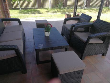 Komplet z podnoszonym stolikiem Corfu Set Lyon Max Brązowy + pufy