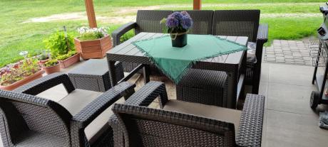 Komplet z podnoszonym stolikiem Corfu Set Lyon Max Brązowy + pufy