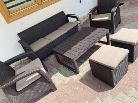 Komplet z podnoszonym stolikiem Corfu Set Lyon Max Brązowy + pufy