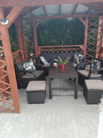 Komplet z podnoszonym stolikiem Corfu Set Lyon Max Brązowy + pufy