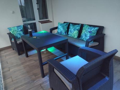 Komplet z podnoszonym stolikiem Corfu Set Lyon Max Brązowy + pufy