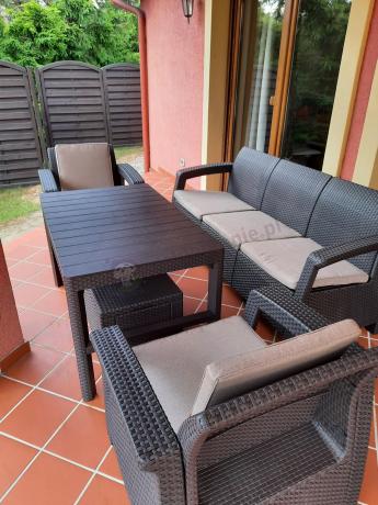 Komplet z podnoszonym stolikiem Corfu Set Lyon Max Brązowy + pufy