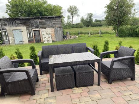 Komplet z podnoszonym stolikiem Corfu Set Lyon Max Brązowy + pufy