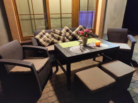 Komplet z podnoszonym stolikiem Corfu Set Lyon Max Brązowy + pufy