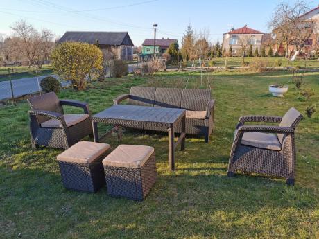 Komplet z podnoszonym stolikiem Corfu Set Lyon Max Brązowy + pufy