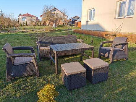 Komplet z podnoszonym stolikiem Corfu Set Lyon Max Brązowy + pufy