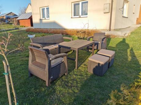 Komplet z podnoszonym stolikiem Corfu Set Lyon Max Brązowy + pufy