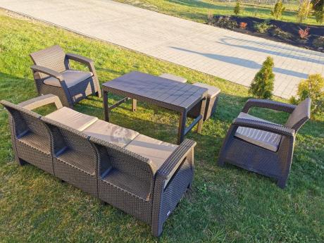 Komplet z podnoszonym stolikiem Corfu Set Lyon Max Brązowy + pufy