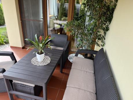 Komplet z podnoszonym stolikiem Corfu Set Lyon Max Brązowy + pufy