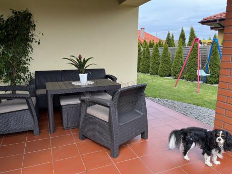 Komplet z podnoszonym stolikiem Corfu Set Lyon Max Brązowy + pufy