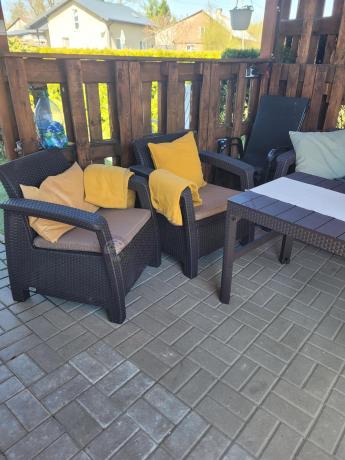 Komplet z podnoszonym stolikiem Corfu Set Lyon Max Brązowy + pufy