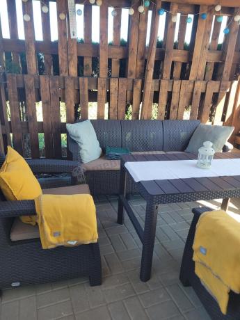 Komplet z podnoszonym stolikiem Corfu Set Lyon Max Brązowy + pufy