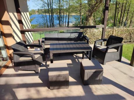 Komplet z podnoszonym stolikiem Corfu Set Lyon Max Brązowy + pufy