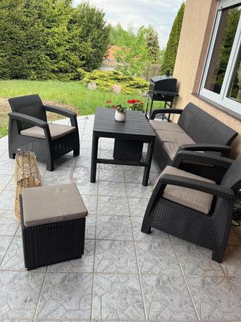 Komplet z podnoszonym stolikiem Corfu Set Lyon Max Brązowy + pufy