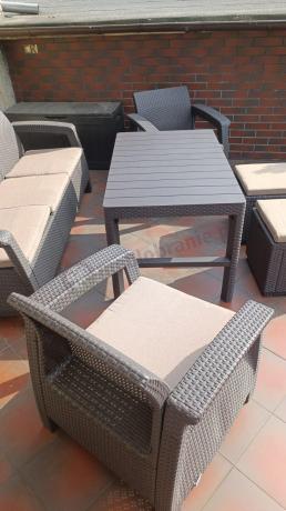 Komplet z podnoszonym stolikiem Corfu Set Lyon Max Brązowy + pufy