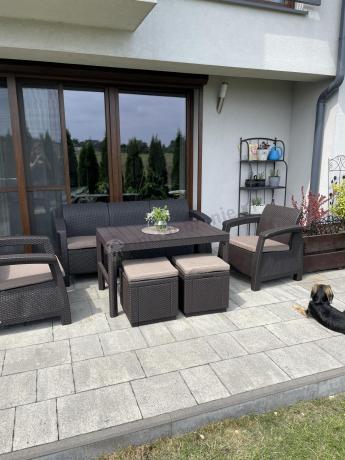 Komplet z podnoszonym stolikiem Corfu Set Lyon Max Brązowy + pufy