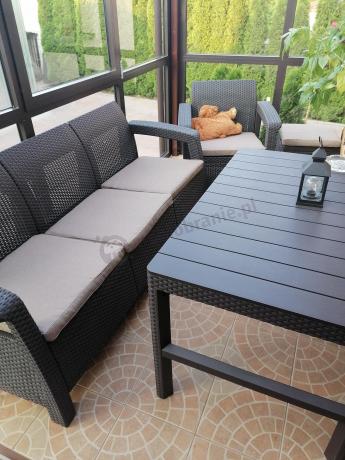 Komplet z podnoszonym stolikiem Corfu Set Lyon Max Brązowy + pufy