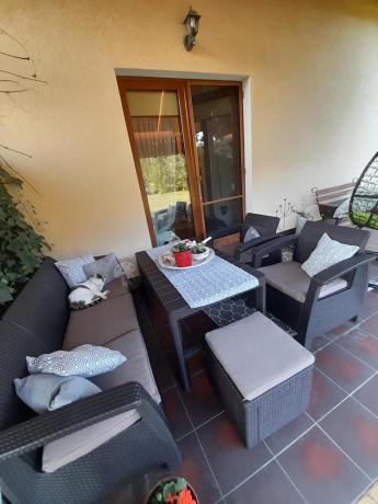 Komplet z podnoszonym stolikiem Corfu Set Lyon Max Brązowy + pufy