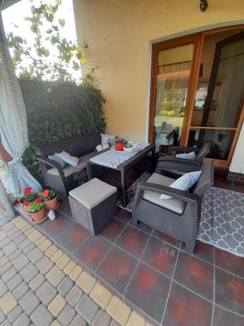 Komplet z podnoszonym stolikiem Corfu Set Lyon Max Brązowy + pufy