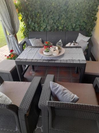 Komplet z podnoszonym stolikiem Corfu Set Lyon Max Brązowy + pufy