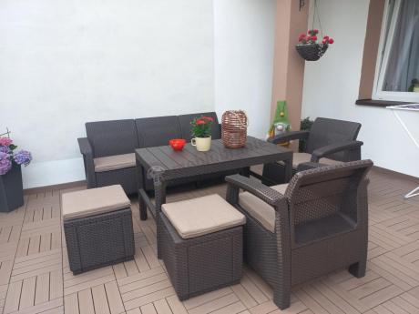 Komplet z podnoszonym stolikiem Corfu Set Lyon Max Brązowy + pufy