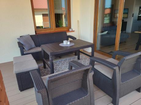 Komplet z podnoszonym stolikiem Corfu Set Lyon Max Brązowy + pufy