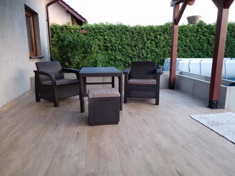 Komplet z podnoszonym stolikiem Corfu Set Lyon Max Brązowy + pufy