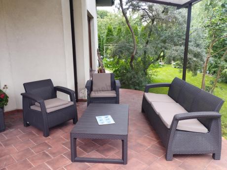 Komplet z podnoszonym stolikiem Corfu Set Lyon Max Brązowy + pufy