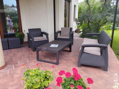 Komplet z podnoszonym stolikiem Corfu Set Lyon Max Brązowy + pufy