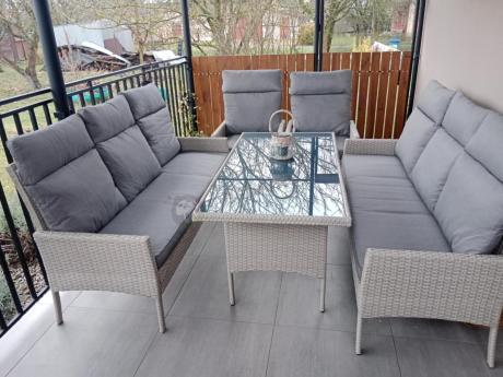 Komplet z technorattanu z wysokimi oparciami i stołem obiadowym Lirata Grande Grey