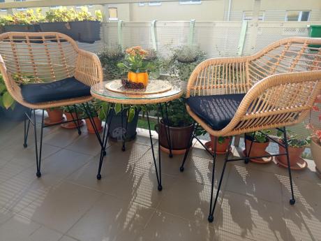 Meble na balkon w bloku z technorattanu boho