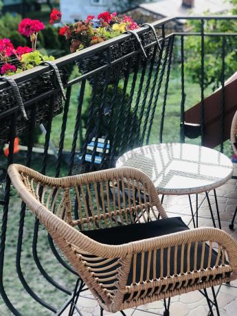 Meble na balkon w bloku z technorattanu boho