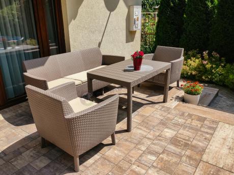 Meble na taras z regulowanym stołem S3L Cappuccino