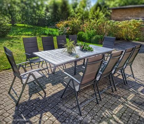 Meble obiadowe na taras dla 10 osób Kantara z jasnoszarym rozkładanym stołem 241cm i grafitowymi krzesłami