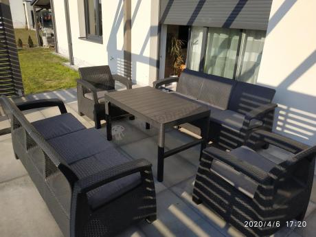 Meble ogrodowe z podnoszonym stołem