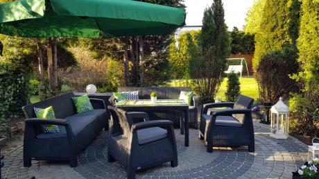 Meble ogrodowe z podnoszonym stołem