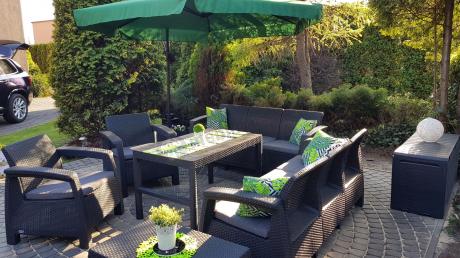 Meble ogrodowe z podnoszonym stołem