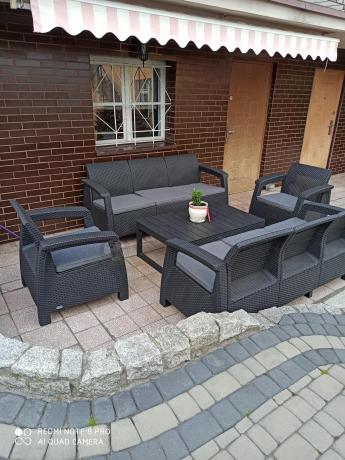 Meble ogrodowe z podnoszonym stołem