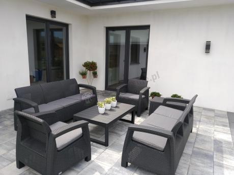 Meble ogrodowe z podnoszonym stołem