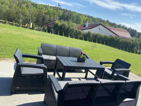 Meble ogrodowe z podnoszonym stołem